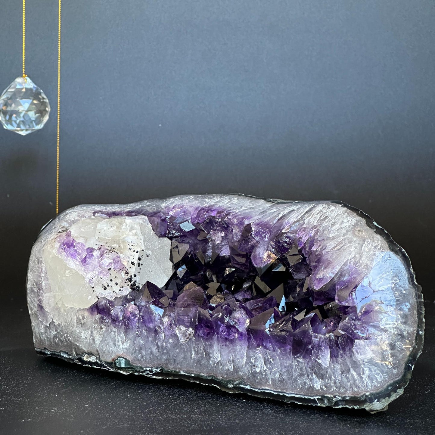 Giant amethyst crystal, purple geodes
