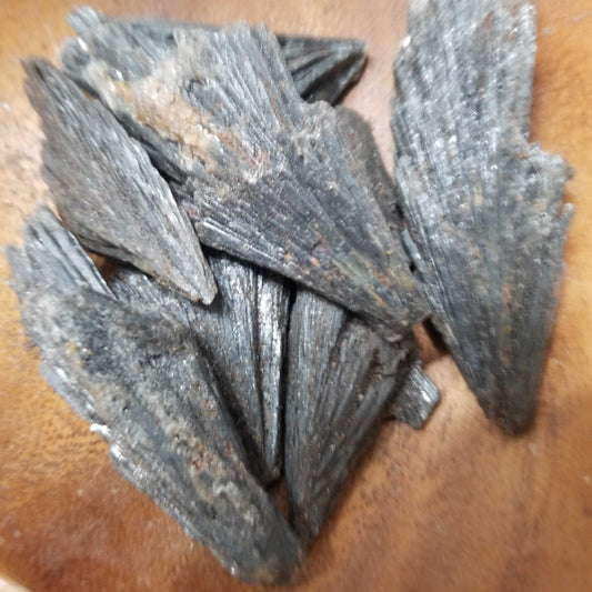 Black Kayanite Raw Crystal - Enhances Mind, Balances Chakras, Promotes Psychic Abilities