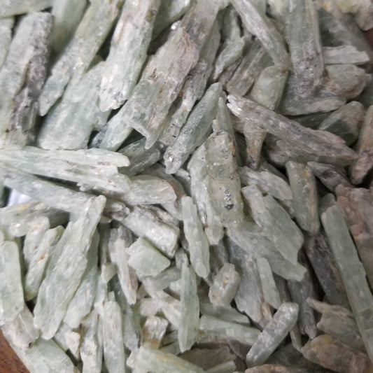 Green Kayanite raw – High Vibration Crystal for Chakra Harmony and Psychic Enhancement