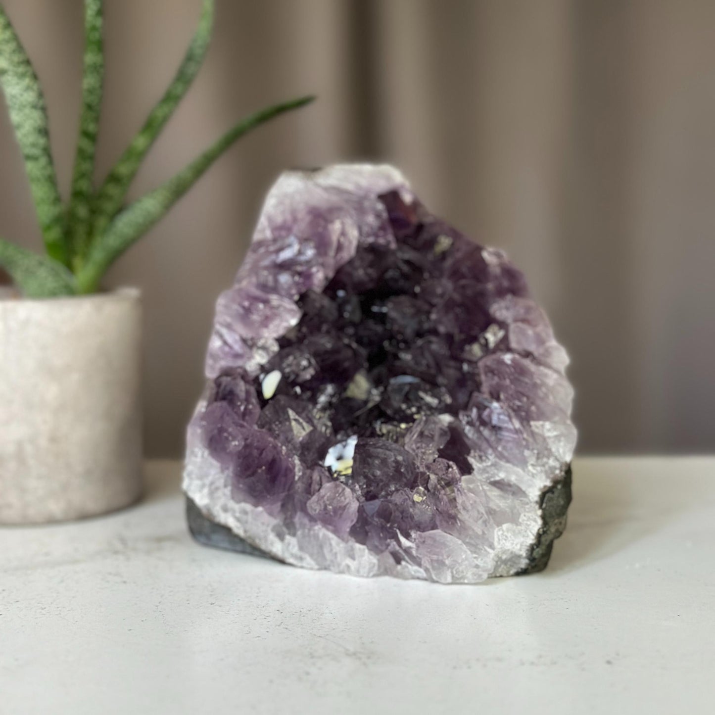 AMETHYST stone geode, Beautiful natural amethyst with agate formations, Top grade Uruguayan amethyst, Large crystals amethyst