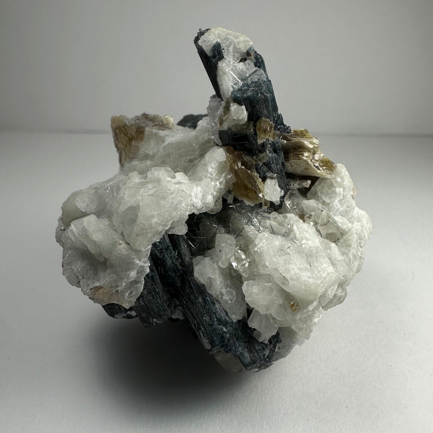 Green Tourmaline with Quarz, Mica and Albite, Brazil