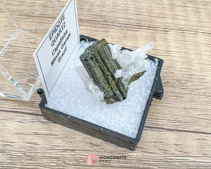Epidote Crystal with Quartz – Natural Specimen in Clear Display Case 2g (29×29×13 mm) – Capelinha, Minas Gerais, Brazil