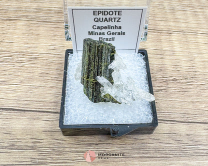 Epidote Crystal with Quartz – Natural Specimen in Clear Display Case 2g (29×29×13 mm) – Capelinha, Minas Gerais, Brazil