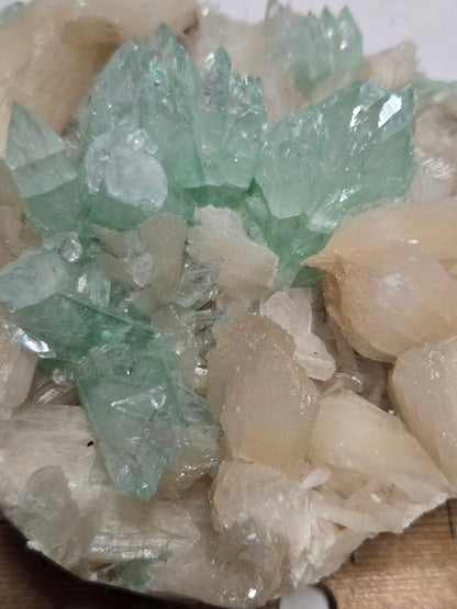 Fluorapophyllite with stilbite