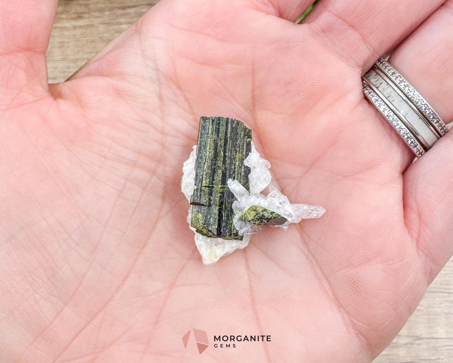 Epidote Crystal with Quartz – Natural Specimen in Clear Display Case 2g (29×29×13 mm) – Capelinha, Minas Gerais, Brazil