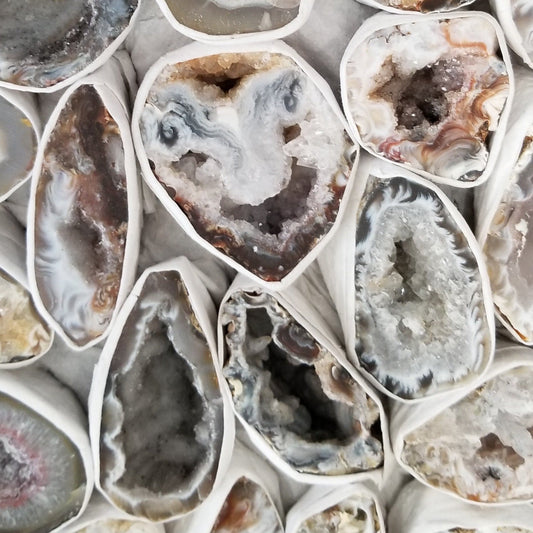 Oco Geode - Stone of Supernatural Energy for Confidence and Serenity, Colorful Natural Crystal